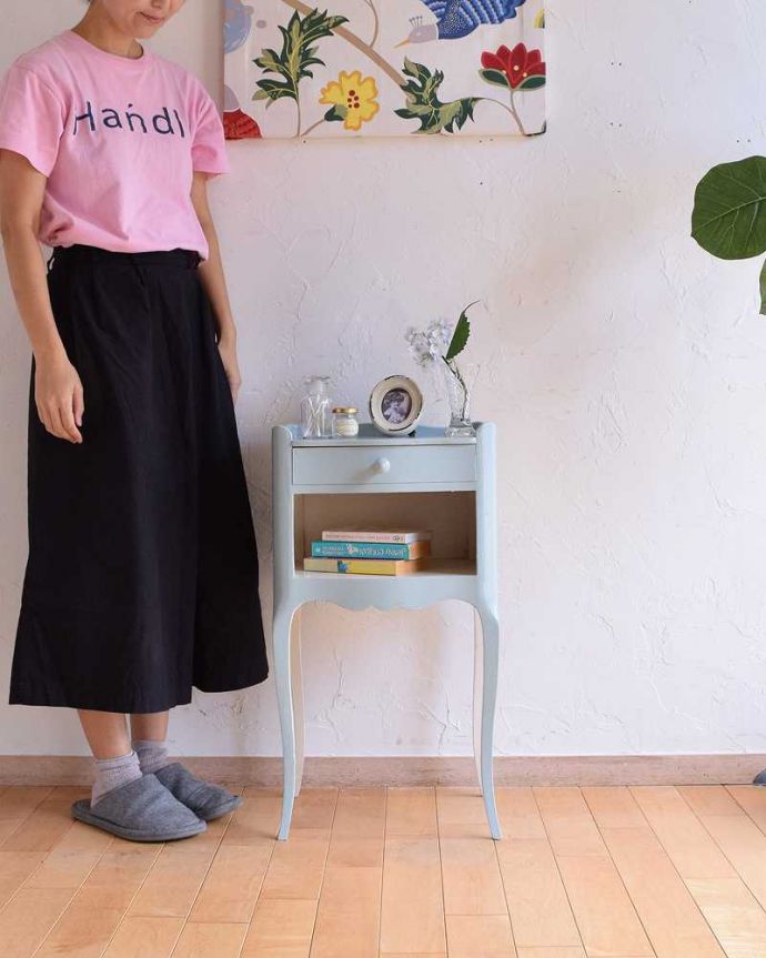 アンティークのキャビネット アンティーク家具 パステルブルーが可愛いアンティーク家具、フランスから届いたベッドサイドキャビネット。フランスらしさがギュッと詰まっていますコンパクトなサイズなのにフランスらしく優雅な雰囲気がたっぷり詰まったキャビネット。(d-1284-f)