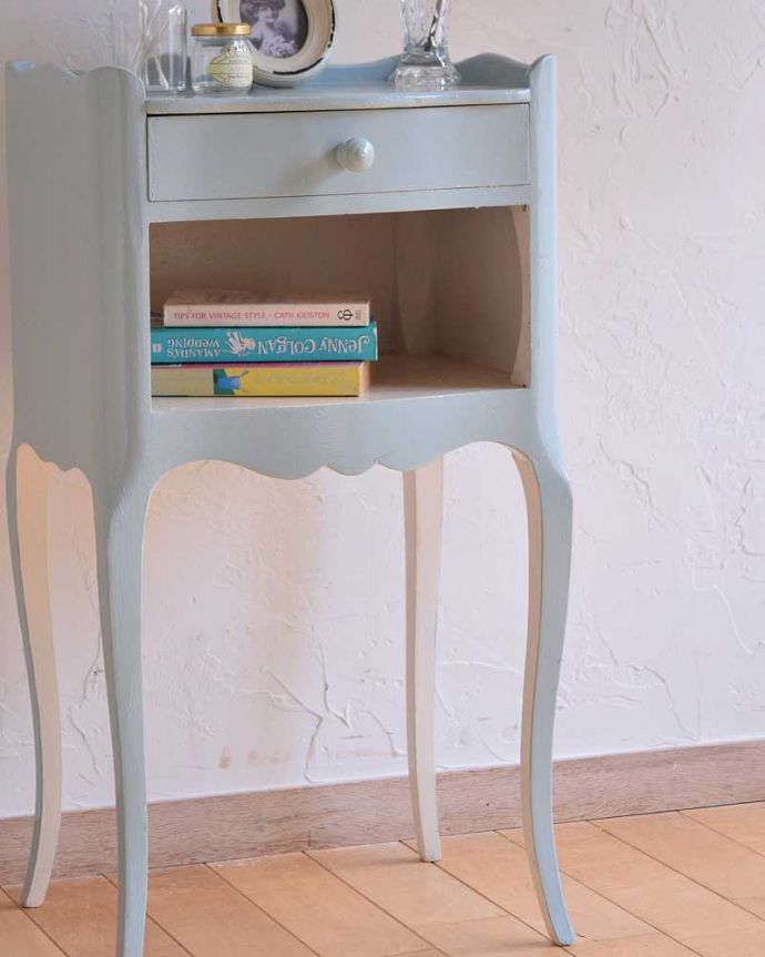 アンティークのキャビネット アンティーク家具 パステルブルーが可愛いアンティーク家具、フランスから届いたベッドサイドキャビネット。どこにでも置けるサイズが魅力ベッドやソファの横など、どこにでも置けるコンパクトさ。(d-1284-f)