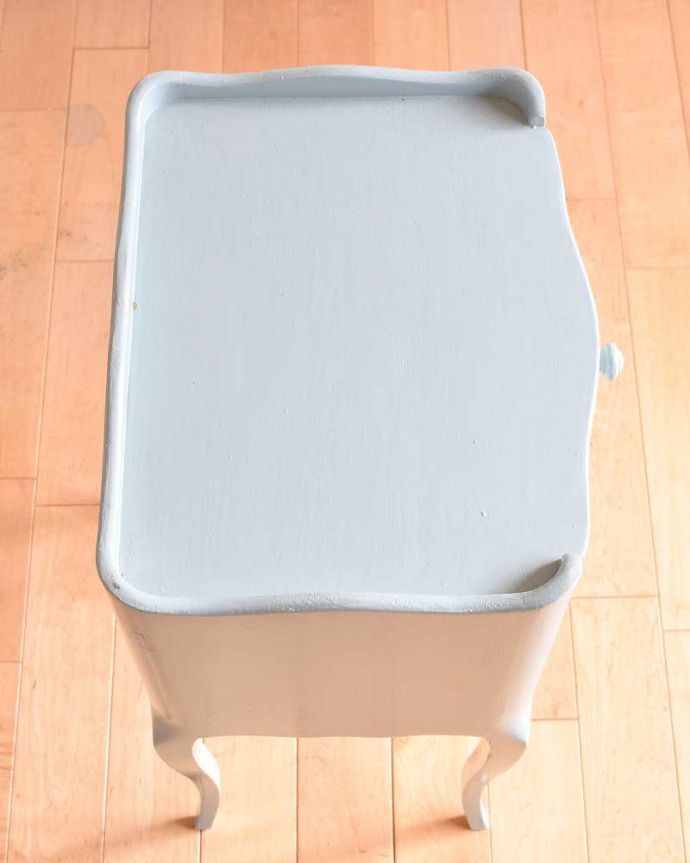 アンティークのキャビネット アンティーク家具 パステルブルーが可愛いアンティーク家具、フランスから届いたベッドサイドキャビネット。上から見てみると・・・修復の際、天板の塗装もキレイに仕上げました。(d-1284-f)