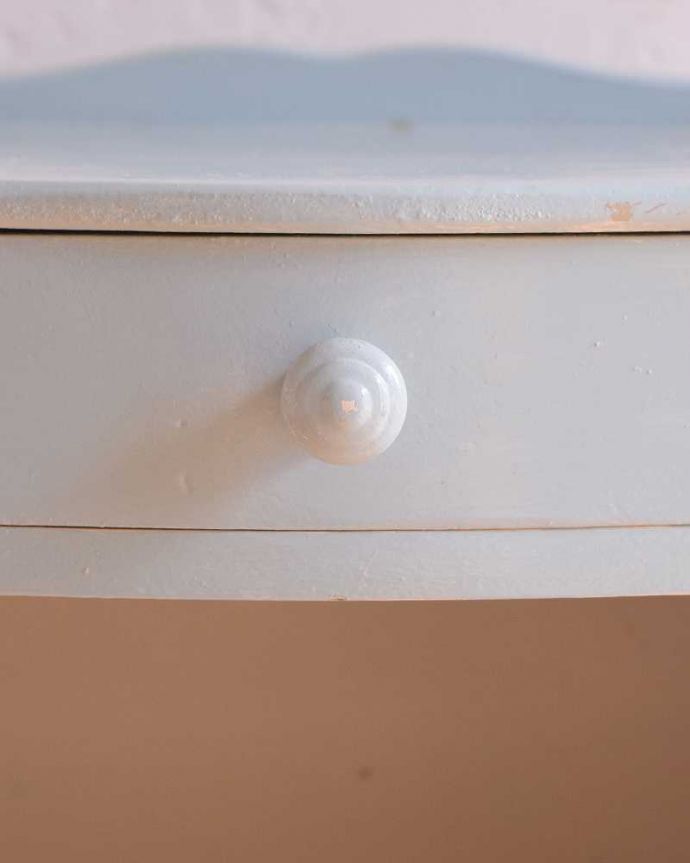 アンティークのキャビネット アンティーク家具 パステルブルーが可愛いアンティーク家具、フランスから届いたベッドサイドキャビネット。取っ手のデザインも優雅フランスらしさは取っ手のデザインにも。(d-1284-f)