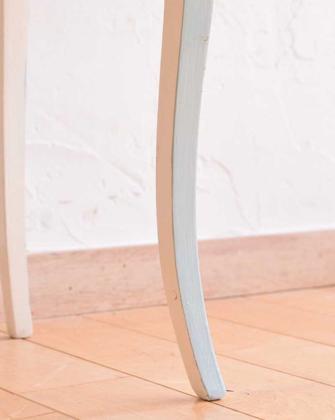 アンティークのキャビネット アンティーク家具 パステルブルーが可愛いアンティーク家具、フランスから届いたベッドサイドキャビネット。女性1人でラクラク運べちゃう仕掛けHandleのアンティークの脚の裏にはフェルトキーパーが付いているんです。(d-1284-f)