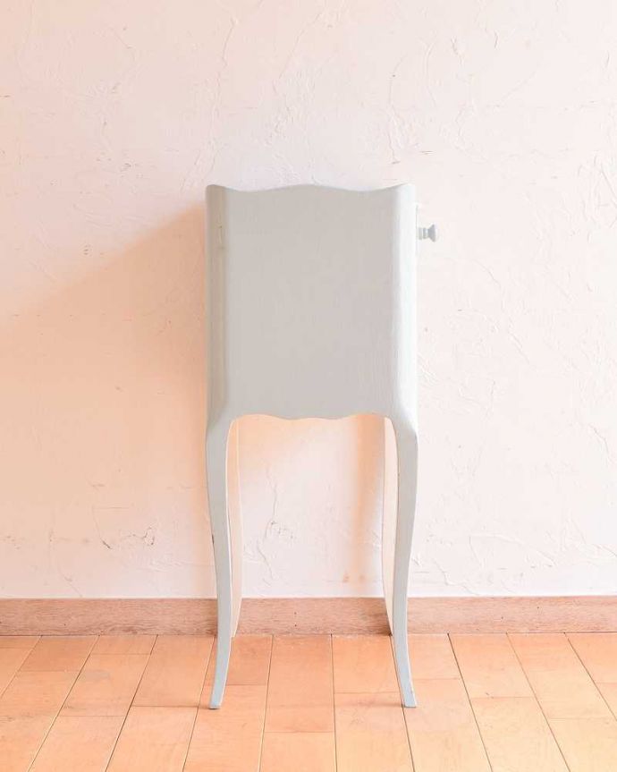 アンティークのキャビネット アンティーク家具 パステルブルーが可愛いアンティーク家具、フランスから届いたベッドサイドキャビネット。横から見ても美しいんです正面はもちろん、横顔だってフランスらしく美しいです。(d-1284-f)