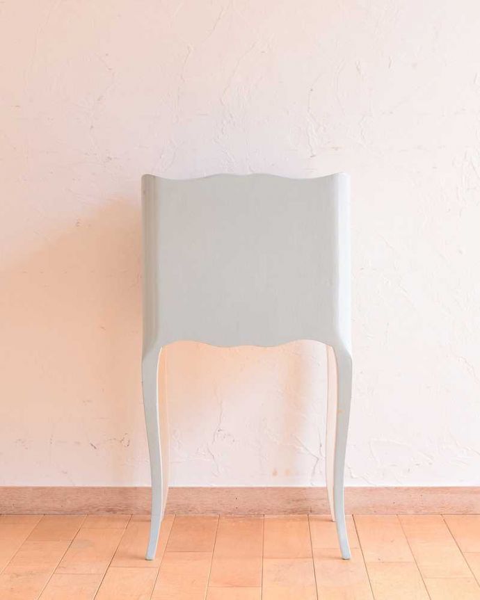 アンティークのキャビネット アンティーク家具 パステルブルーが可愛いアンティーク家具、フランスから届いたベッドサイドキャビネット。後ろから見ても・・・アンティークは新品ではないので、もちろん経年変化によるキズはありますが、専門の職人がお直しをしているので、後ろ姿もキレイです。(d-1284-f)