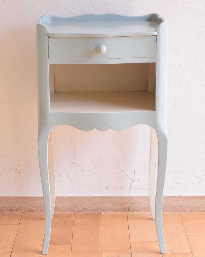 アンティークのキャビネット アンティーク家具 パステルブルーが可愛いアンティーク家具、フランスから届いたベッドサイドキャビネット。中を見ると・・・専門の職人が仕上げたので中もキレイです。(d-1284-f)
