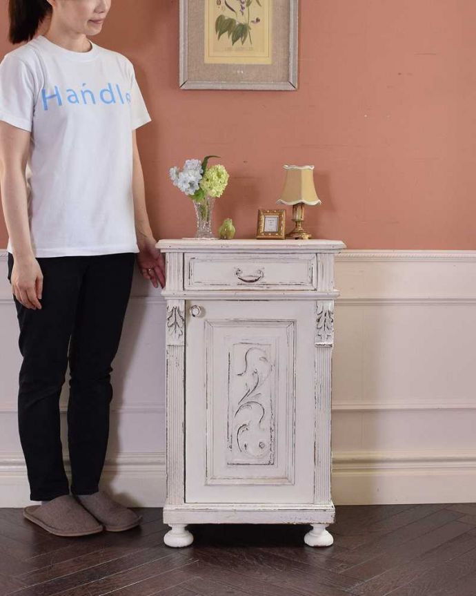 アンティークのキャビネット　アンティーク家具　フレンチホワイトのお洒落な彫りのアンティーク ベッドサイドキャビネット。とっても可愛い小さなペイント家具やっぱりフランスからのペイントの家具って色が可愛い！小ぶりなサイズの家具だったら、チャレンジしやすいんです。(d-1285-f)