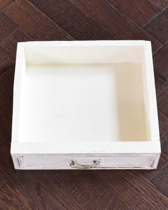 アンティークのキャビネット　アンティーク家具　フレンチホワイトのお洒落な彫りのアンティーク ベッドサイドキャビネット。引き出しの中もキレイです！修復する時、何を入れてもいいように職人がキレイに仕上げました。(d-1285-f)