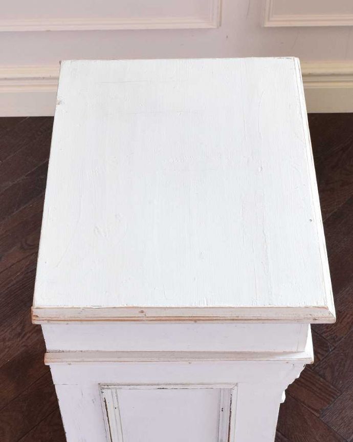 アンティークのキャビネット　アンティーク家具　フレンチホワイトのお洒落な彫りのアンティーク ベッドサイドキャビネット。上から見ると･･･天板の上にものを乗せて使えるように、塗装もキレイに仕上げました。(d-1285-f)
