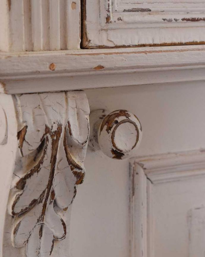 アンティークのキャビネット　アンティーク家具　フレンチホワイトのお洒落な彫りのアンティーク ベッドサイドキャビネット。開ける度にワクワク･･･取っ手もフランスのアンティークらしいデザイン。(d-1285-f)