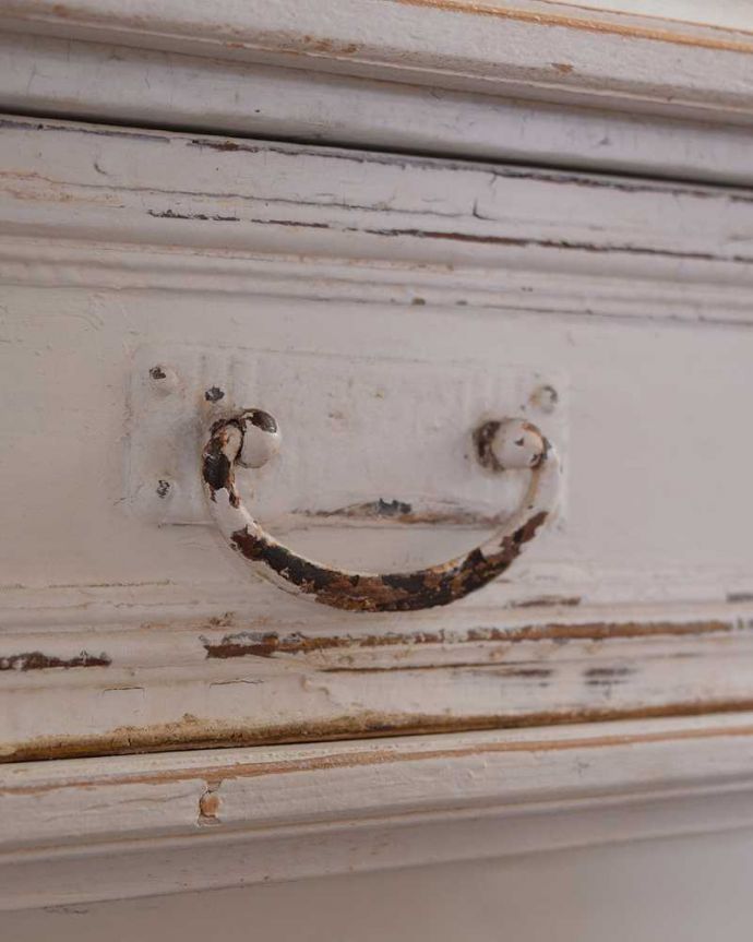 アンティークのキャビネット　アンティーク家具　フレンチホワイトのお洒落な彫りのアンティーク ベッドサイドキャビネット。引き出しの取っ手はペイントが剥げている所もアンティークらしくて素敵なんです。(d-1285-f)