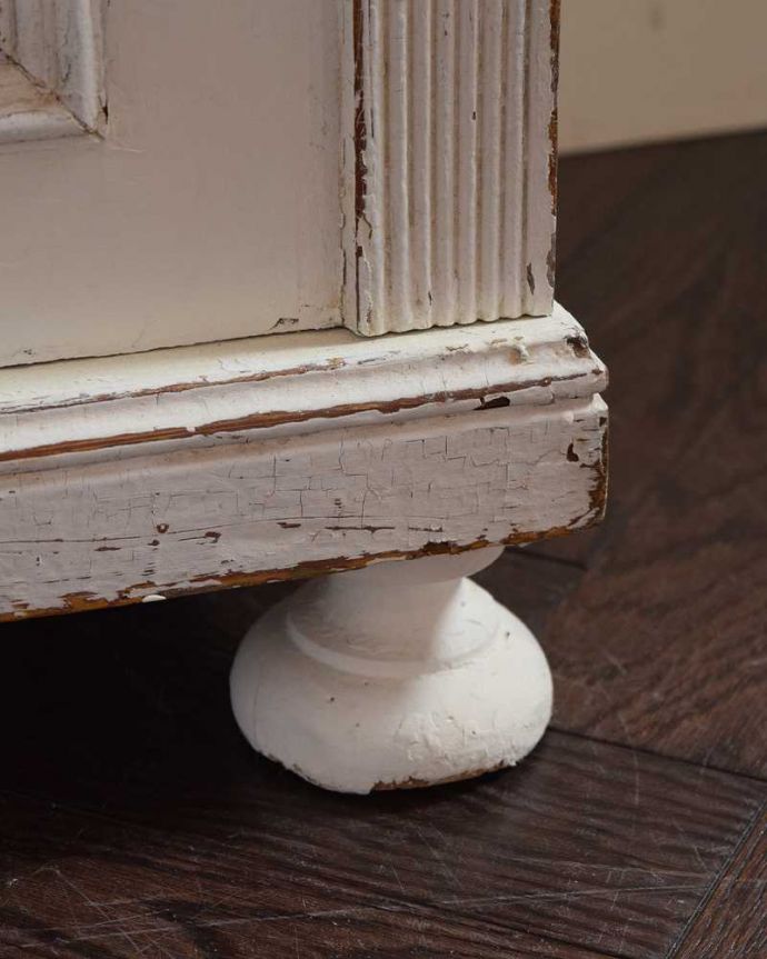 アンティークのキャビネット　アンティーク家具　フレンチホワイトのお洒落な彫りのアンティーク ベッドサイドキャビネット。女性１人でラクラ運べちゃうんですHandleのアンティークは、脚の裏にフェルトキーパーをお付けしています。(d-1285-f)