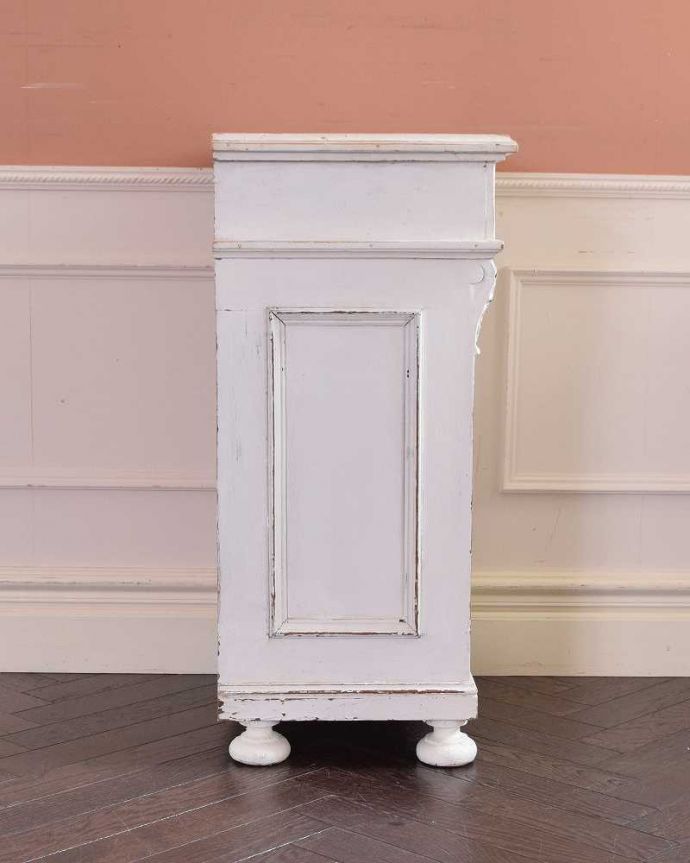 アンティークのキャビネット　アンティーク家具　フレンチホワイトのお洒落な彫りのアンティーク ベッドサイドキャビネット。横から見ても素敵なんです実は横も自慢したくなっちゃうくらい彫り込みが入っているんです。(d-1285-f)