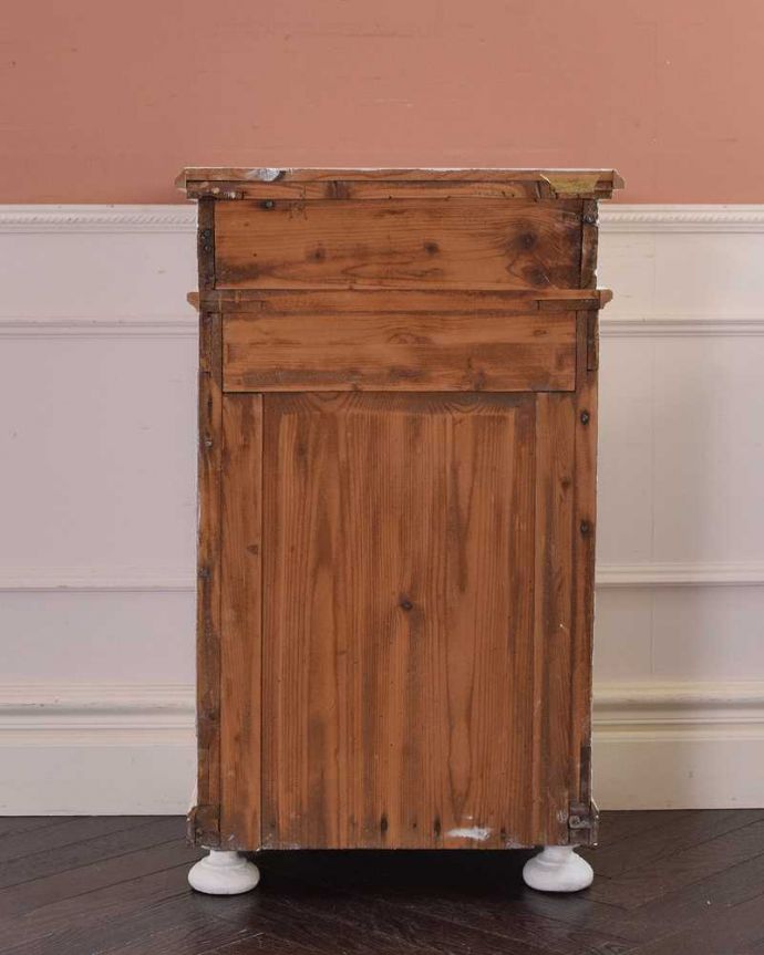 アンティークのキャビネット　アンティーク家具　フレンチホワイトのお洒落な彫りのアンティーク ベッドサイドキャビネット。後ろ姿はこんな感じアンティークは新品ではないので、経年変化によるキズはありますが、専門の職人がキレイにお直しをしているので、後ろ姿も見て下さい。(d-1285-f)