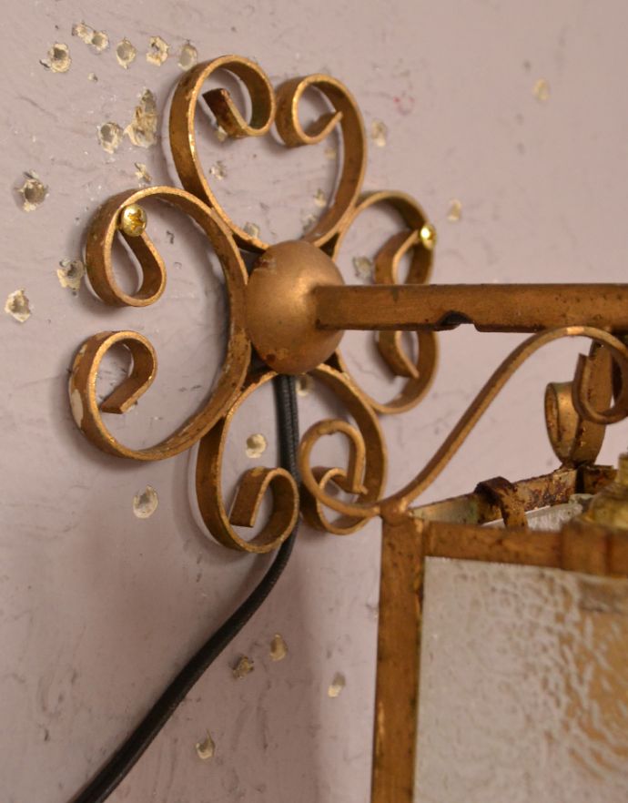 壁付けブラケット　照明・ライティング　フランスのアンティーク照明、ガラスシェードの素敵なウォールランプ（Ｅ17シャンデリア球付）。お花モチーフの装飾も、壁のアクセントになります。(d-1285-z)