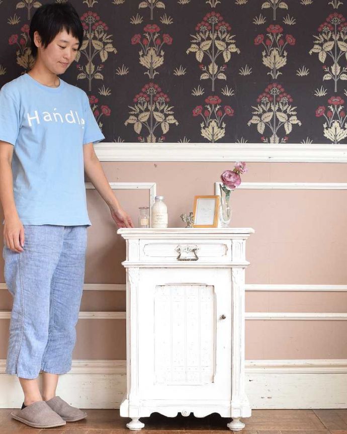 アンティークのキャビネット　アンティーク家具　フレンチホワイトのお洒落なアンティーク ベッドサイドキャビネット。とっても可愛い小さなペイント家具やっぱりフランスからのペイントの家具って色が可愛い！小ぶりなサイズの家具だったら、チャレンジしやすいんです。(d-1286-f)