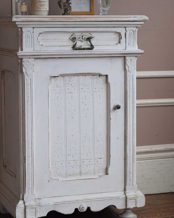 アンティークのキャビネット　アンティーク家具　フレンチホワイトのお洒落なアンティーク ベッドサイドキャビネット。ペイントの下に見える凝った彫ペイント部分をよく見ると、ものすごく凝った彫が施されているんです。(d-1286-f)