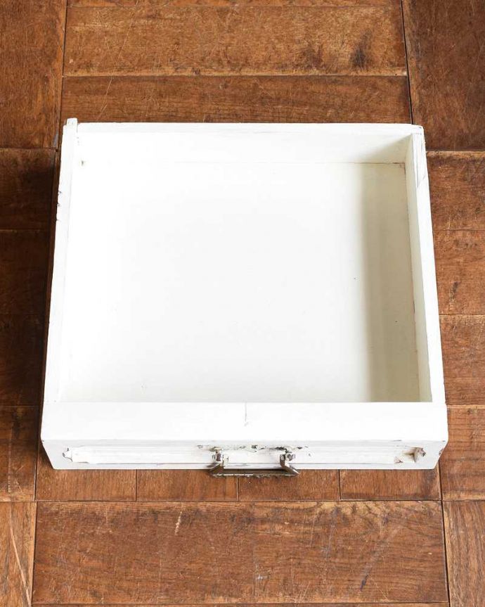 アンティークのキャビネット　アンティーク家具　フレンチホワイトのお洒落なアンティーク ベッドサイドキャビネット。引き出しの中もキレイです！修復する時、何を入れてもいいように職人がキレイに仕上げました。(d-1286-f)