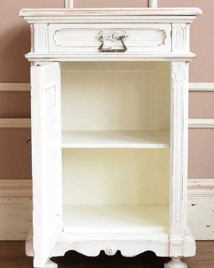 アンティークのキャビネット　アンティーク家具　フレンチホワイトのお洒落なアンティーク ベッドサイドキャビネット。扉の中を開けてみましょうペイントの扉を開けてみると、中はこんな感じに仕上がっています。(d-1286-f)