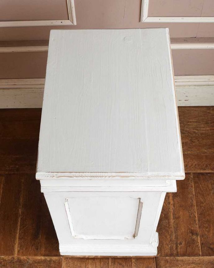 アンティークのキャビネット　アンティーク家具　フレンチホワイトのお洒落なアンティーク ベッドサイドキャビネット。上から見ると･･･天板の上にものを乗せて使えるように、塗装もキレイに仕上げました。(d-1286-f)