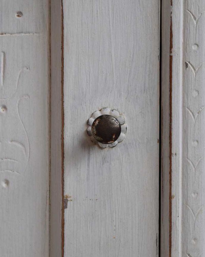 アンティークのキャビネット　アンティーク家具　フレンチホワイトのお洒落なアンティーク ベッドサイドキャビネット。開ける度にワクワク･･･取っ手もフランスのアンティークらしいデザイン。(d-1286-f)