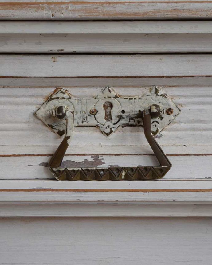 アンティークのキャビネット　アンティーク家具　フレンチホワイトのお洒落なアンティーク ベッドサイドキャビネット。引き出しの取っ手はペイントが剥げている所もアンティークらしくて素敵なんです。(d-1286-f)