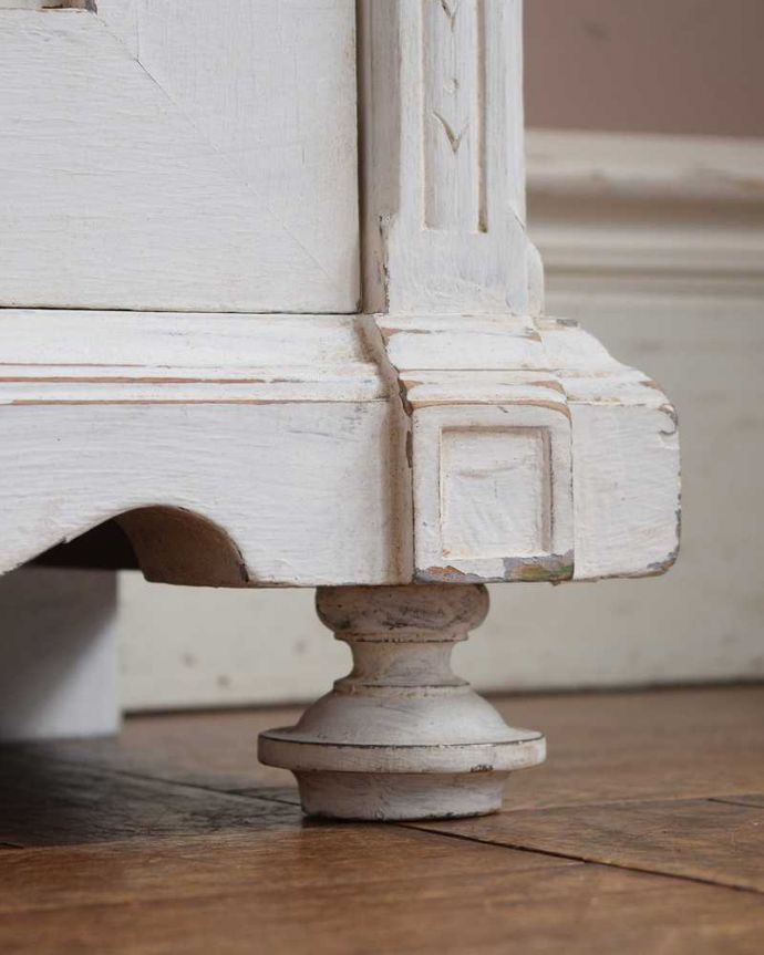 アンティークのキャビネット　アンティーク家具　フレンチホワイトのお洒落なアンティーク ベッドサイドキャビネット。女性１人でラクラ運べちゃうんですHandleのアンティークは、脚の裏にフェルトキーパーをお付けしています。(d-1286-f)