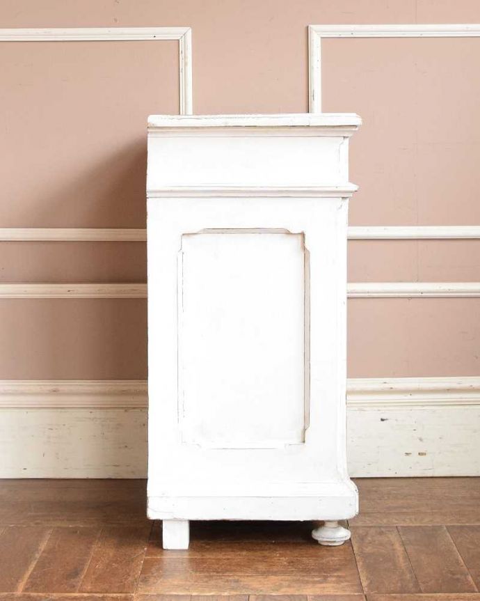 アンティークのキャビネット　アンティーク家具　フレンチホワイトのお洒落なアンティーク ベッドサイドキャビネット。横から見ても素敵なんです実は横も自慢したくなっちゃうくらい彫り込みが入っているんです。(d-1286-f)