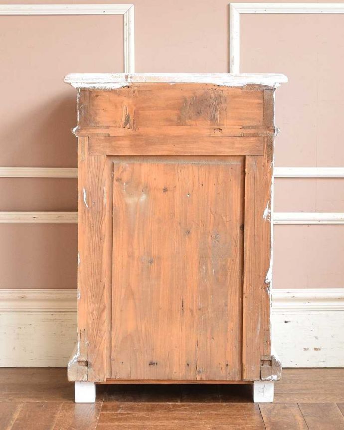 アンティークのキャビネット　アンティーク家具　フレンチホワイトのお洒落なアンティーク ベッドサイドキャビネット。後ろ姿はこんな感じアンティークは新品ではないので、経年変化によるキズはありますが、専門の職人がキレイにお直しをしているので、後ろ姿も見て下さい。(d-1286-f)