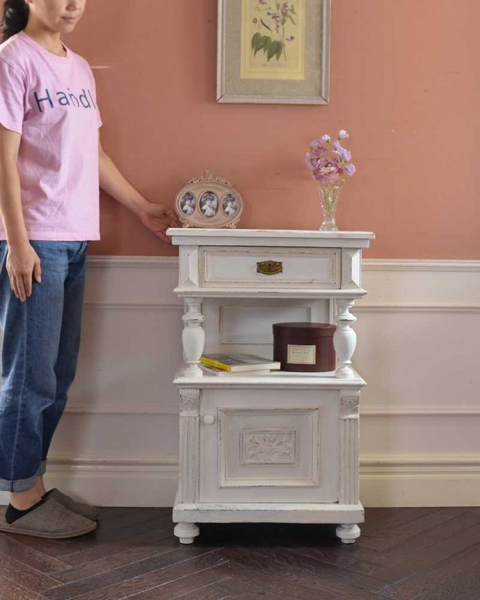 アンティークのキャビネット　アンティーク家具　フランスから届いた可愛いアンティーク家具、ホワイトペイントのベッドサイドキャビネット。とっても可愛い小さなペイント家具やっぱりフランスから届いたペイントの家具って色が可愛いんです。(d-1287-f)