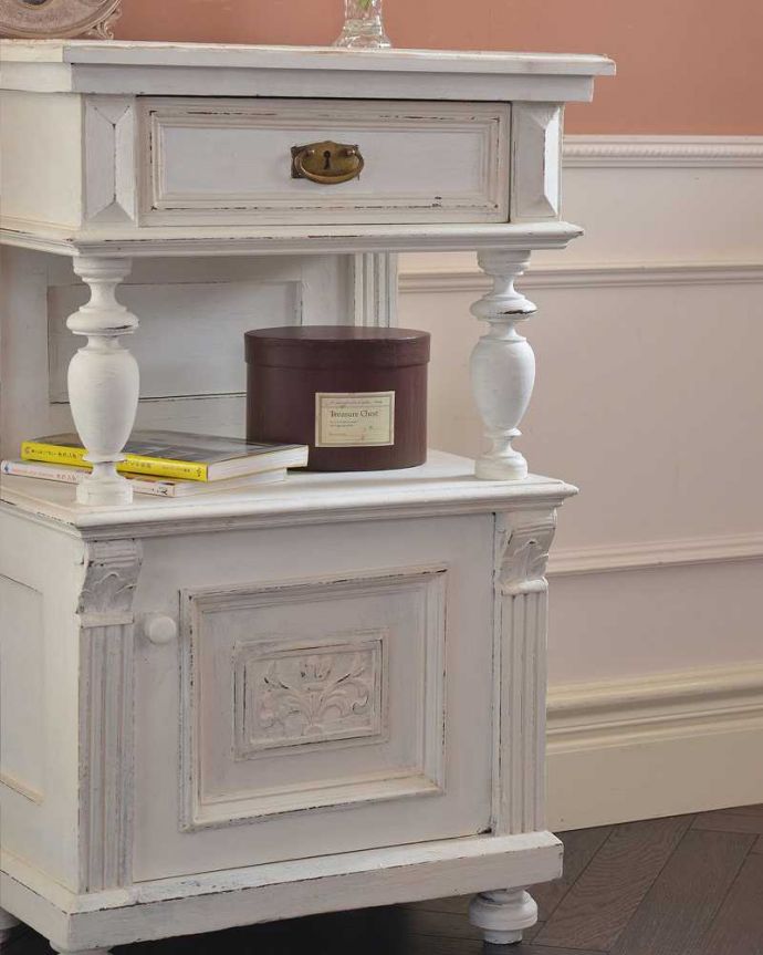 アンティークのキャビネット　アンティーク家具　フランスから届いた可愛いアンティーク家具、ホワイトペイントのベッドサイドキャビネット。ペイントだけじゃないんですつい色に気を取られちゃうんですが、実は凝った彫も施されているんです。(d-1287-f)
