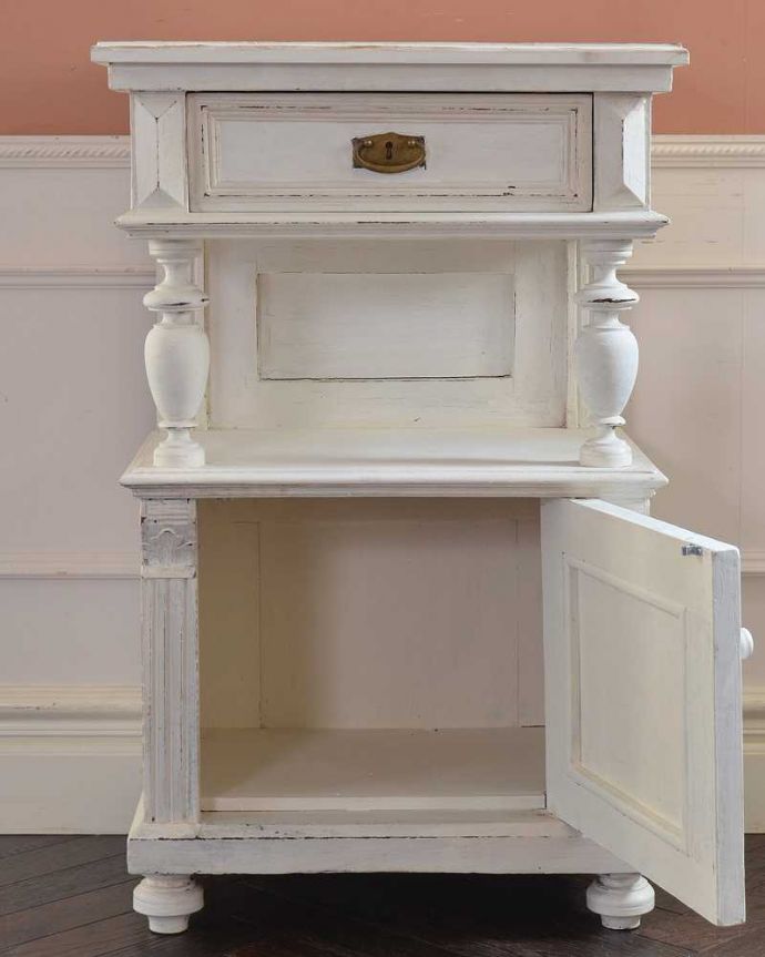 アンティークのキャビネット　アンティーク家具　フランスから届いた可愛いアンティーク家具、ホワイトペイントのベッドサイドキャビネット。扉の中を開けてみましょうペイントの扉を開けてみると、中はこんな感じに仕上がっています。(d-1287-f)