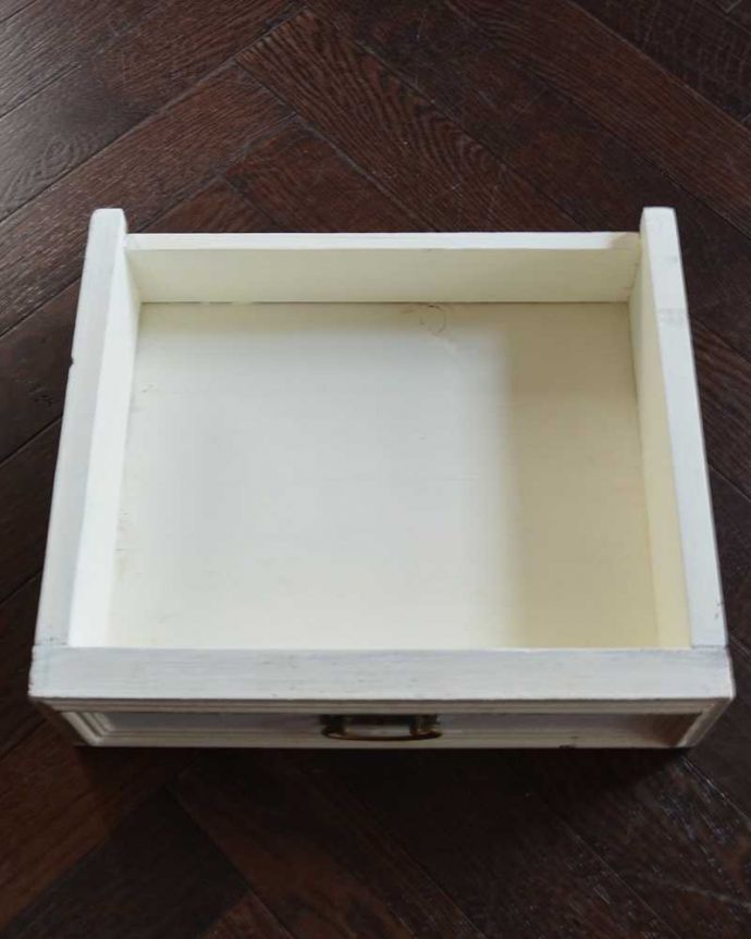 アンティークのキャビネット　アンティーク家具　フランスから届いた可愛いアンティーク家具、ホワイトペイントのベッドサイドキャビネット。引き出しの中もキレイです！何を入れても大丈夫！修復する時、職人がキレイに仕上げました。(d-1287-f)