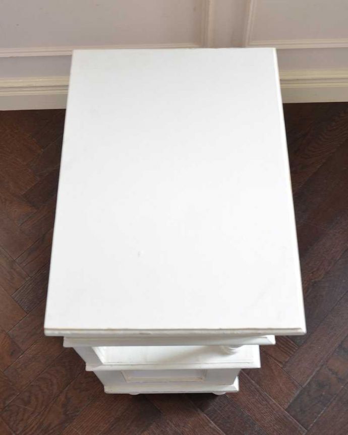 アンティークのキャビネット　アンティーク家具　フランスから届いた可愛いアンティーク家具、ホワイトペイントのベッドサイドキャビネット。上から見ると･･･天板の上にものを乗せて使えるように塗装もキレイに仕上げました。(d-1287-f)