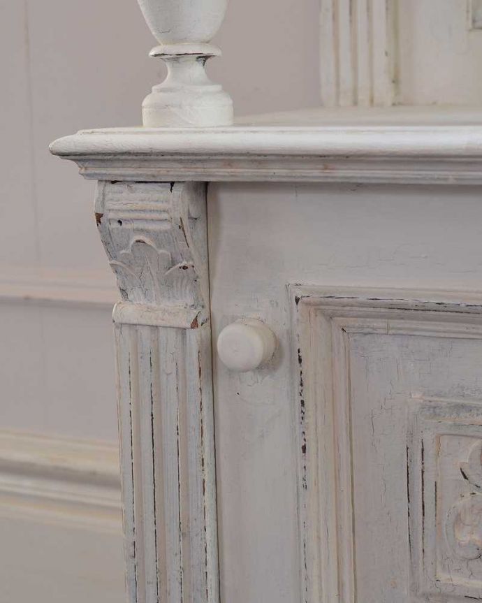 アンティークのキャビネット　アンティーク家具　フランスから届いた可愛いアンティーク家具、ホワイトペイントのベッドサイドキャビネット。開ける度にワクワク･･･取っ手もフランスのアンティークらしいデザイン。(d-1287-f)