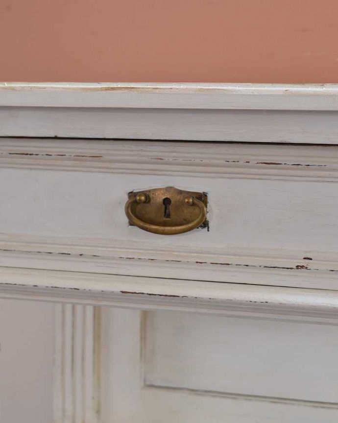 アンティークのキャビネット　アンティーク家具　フランスから届いた可愛いアンティーク家具、ホワイトペイントのベッドサイドキャビネット。引き出しの取っ手はペイントが剥げている所もアンティークらしくて素敵なんです。(d-1287-f)