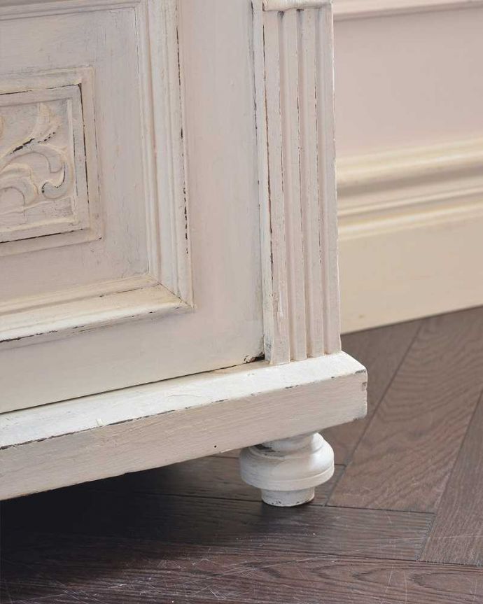 アンティークのキャビネット　アンティーク家具　フランスから届いた可愛いアンティーク家具、ホワイトペイントのベッドサイドキャビネット。女性１人でラクラク運べちゃうんですHandleのアンティークは、脚の裏にフェルトキーパーをお付けしています。(d-1287-f)