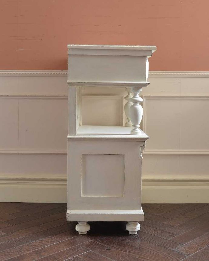 アンティークのキャビネット　アンティーク家具　フランスから届いた可愛いアンティーク家具、ホワイトペイントのベッドサイドキャビネット。横から見ても素敵なんです実は横も自慢したくなっちゃうくらい彫り込みが入っているんです。(d-1287-f)