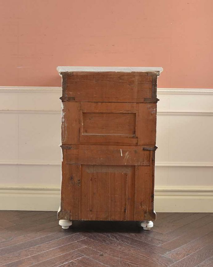 アンティークのキャビネット　アンティーク家具　フランスから届いた可愛いアンティーク家具、ホワイトペイントのベッドサイドキャビネット。後ろ姿はこんな感じアンティークは新品ではないので、経年変化によるキズはありますが、専門の職人がキレイにお直しをしているので、後ろ姿も見て下さい。(d-1287-f)