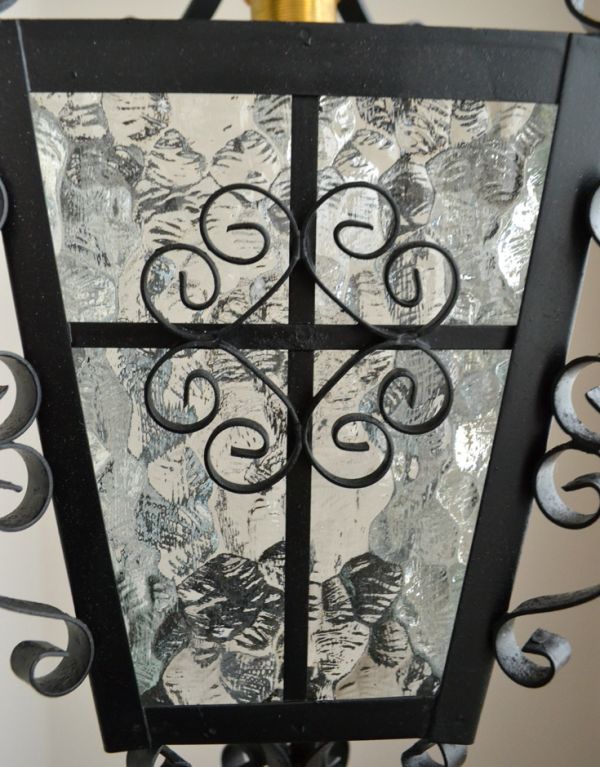 ペンダントライト 照明・ライティング アイアンのデザインがお洒落なアンティークの天井付け照明(1灯タイプ)。お花のようにデザインされたアイアンの装飾が可愛いアクセントです。(d-1287-z)