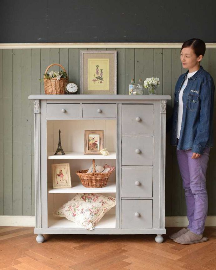 アンティークのキャビネット　アンティーク家具　グレーペイントのアンティークフレンチインテリア、おしゃれなキャビネット。大人可愛いフレンチカウンターフランスらしい雰囲気たっぷりのカウンターキャビネット。(d-1290-f)