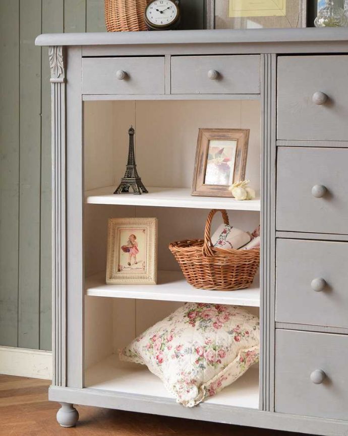 アンティークのキャビネット　アンティーク家具　グレーペイントのアンティークフレンチインテリア、おしゃれなキャビネット。引き出し＋棚。(d-1290-f)