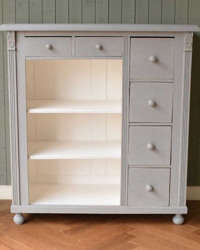 アンティークのキャビネット　アンティーク家具　グレーペイントのアンティークフレンチインテリア、おしゃれなキャビネット。何を収納しようかな？棚の部分も専門の職人がキレイにお直ししました。(d-1290-f)