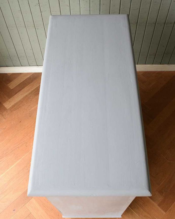 アンティークのキャビネット　アンティーク家具　グレーペイントのアンティークフレンチインテリア、おしゃれなキャビネット。上から見ると･･･天板部分も、こんな感じでキレイに仕上げました。(d-1290-f)