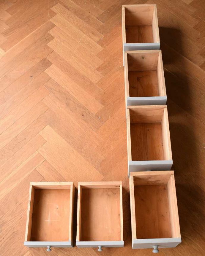 アンティークのキャビネット　アンティーク家具　グレーペイントのアンティークフレンチインテリア、おしゃれなキャビネット。引き出しの中もチェック！もちろん引き出しの中も職人がキレイにお直したので、安心してください。(d-1290-f)