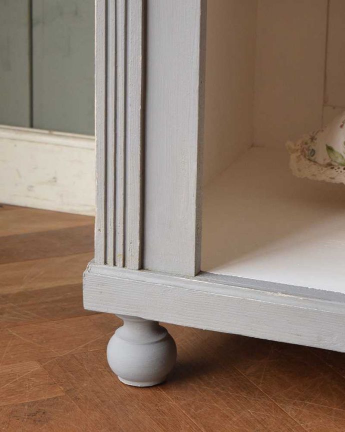 アンティークのキャビネット　アンティーク家具　グレーペイントのアンティークフレンチインテリア、おしゃれなキャビネット。女性１人でラクラク運べちゃうんですHandleのアンティークは、脚の裏にフェルトキーパーをお付けしています。(d-1290-f)