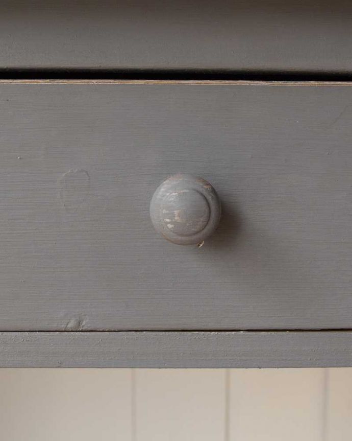 アンティークのキャビネット　アンティーク家具　グレーペイントのアンティークフレンチインテリア、おしゃれなキャビネット。どの引き出しの取っ手も丸くて引きやすいです。(d-1290-f)