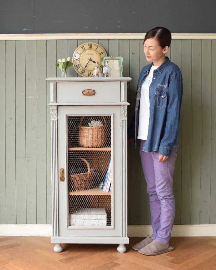 アンティークのキャビネット　アンティーク家具　グレーペイントの大人可愛いアンティーク家具、グリアージュキャビネット。フレンチ気分たっぷりの憧れキャビネットグリアージュの扉にペイントのコンビがフランスらしいキャビネット。(d-1292-f)