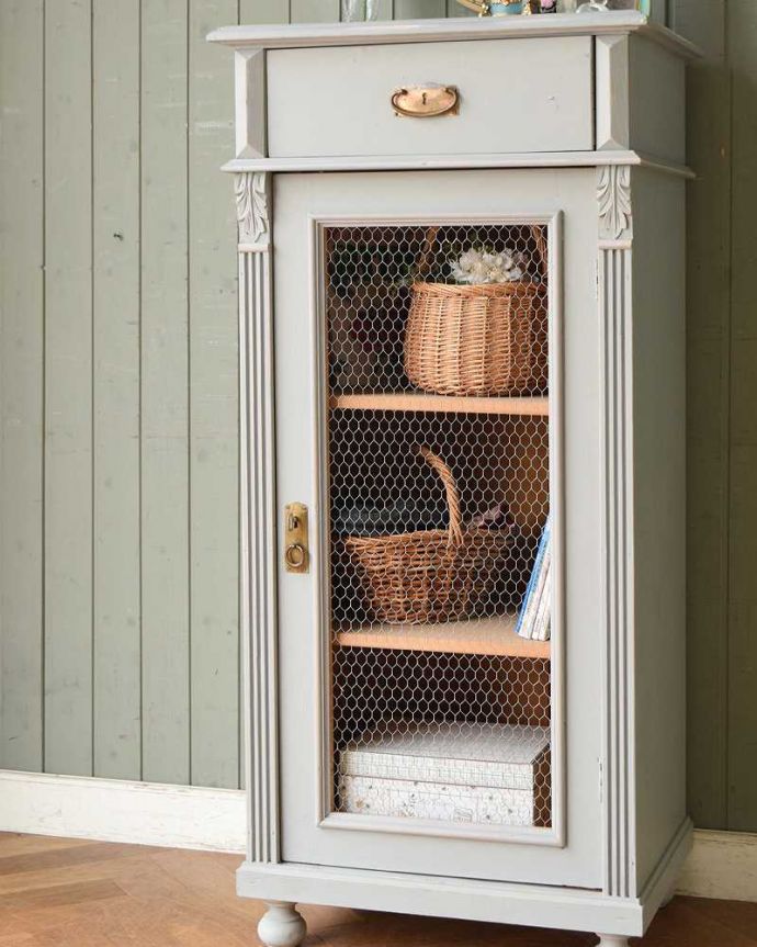 アンティークのキャビネット　アンティーク家具　グレーペイントの大人可愛いアンティーク家具、グリアージュキャビネット。女子の心を掴むグリアージュフランスらしいグリアージュの扉。(d-1292-f)