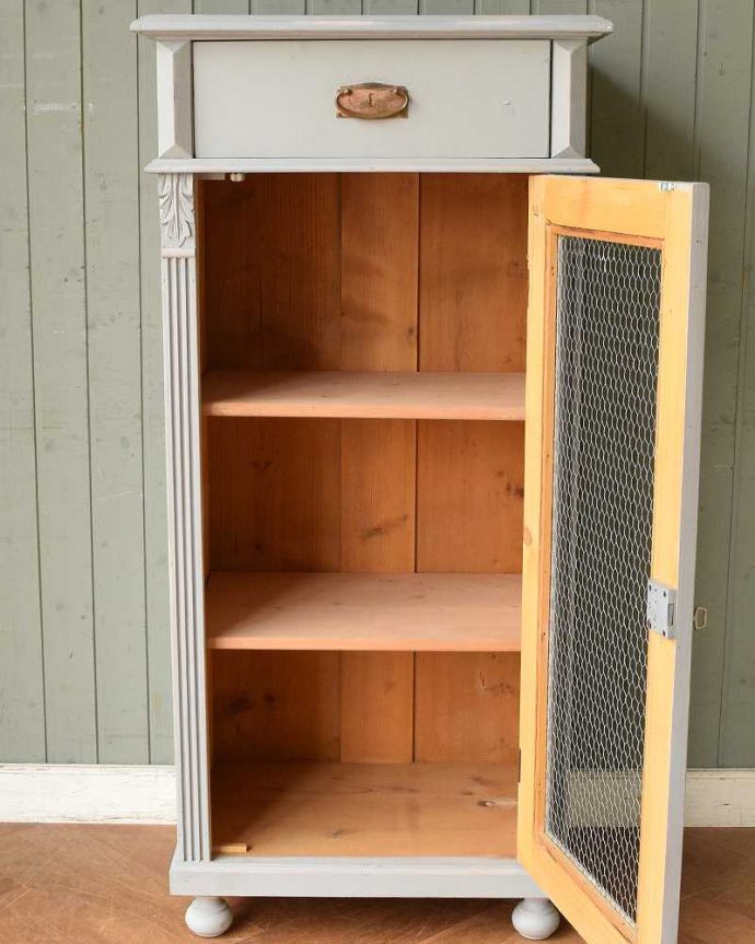 アンティークのキャビネット　アンティーク家具　グレーペイントの大人可愛いアンティーク家具、グリアージュキャビネット。扉を開けると･･･中もこんな感じで専門の職人がキレイに修復しました。(d-1292-f)