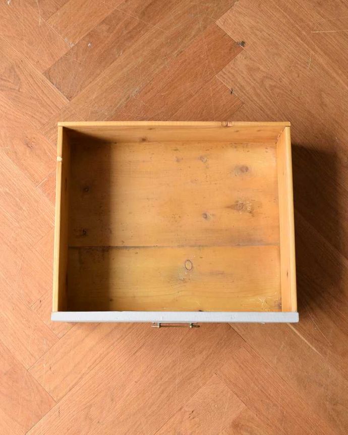 アンティークのキャビネット　アンティーク家具　グレーペイントの大人可愛いアンティーク家具、グリアージュキャビネット。もちろん、引き出しもキレイです！引き出しの中も専門の職人が修復したのでキレイです。(d-1292-f)