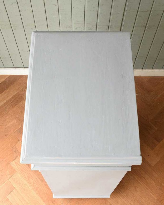 アンティークのキャビネット　アンティーク家具　グレーペイントの大人可愛いアンティーク家具、グリアージュキャビネット。天板部分もキレイに仕上げました。(d-1292-f)